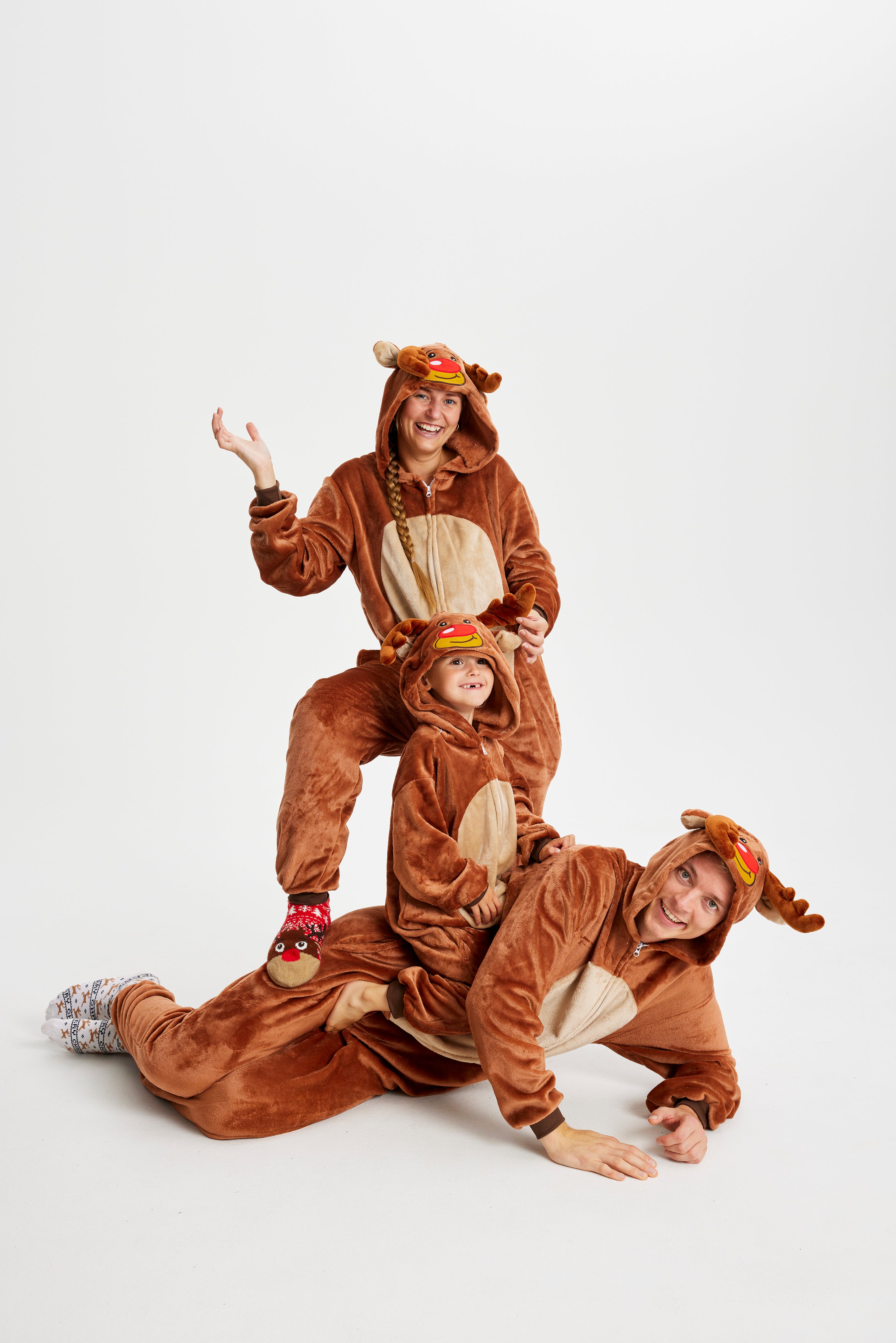 En familie poserer sammen iført Rudolf-sweatsuits.